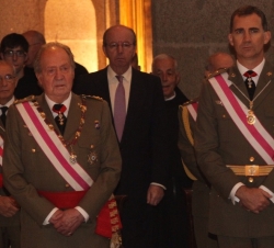 Don Juan Carlos y Don Felipe durante la celebración religiosa en la Basílica del Monasterio de El Escorial